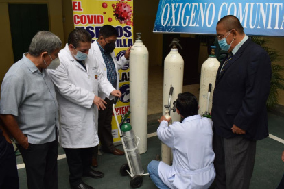 Médicos revisan y explican los cuidados y funcionamiento de los tanques de oxígeno