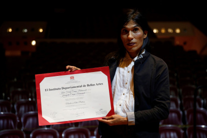 Johnajohn Campo posa con un diploma para Efe, el 20 de agosto de 2021 en Cali (Colombia). Johnajohn no se identifica como hombre o como mujer.