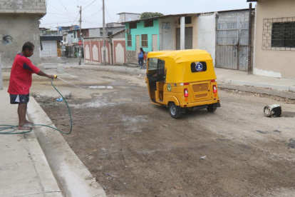 Clemente Hallay moja la calle para que no se levante la polvareda. Se acostumbró a hacerlo dos veces al día.