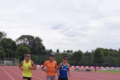 Darwin Castro (c), fondista ecuatoriano, junto a sus dos guías durante una de las prácticas en la sede japonesa.