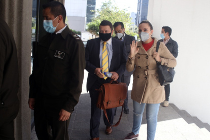 Defensa. Stalin Raza, abogado de Carrión junto a Priscila Schettini esposa del funcionario preso en la cárcel 4.