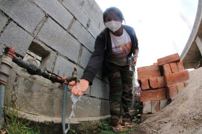 Preocupación. Los moradores del barrio La Cruz de Puembo tienen inquietudes sobre la calidad del agua.