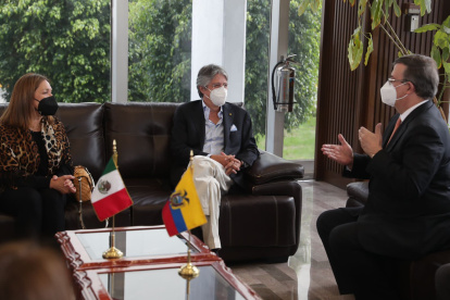 Llegada. El presidente Guillermo Lasso y su comitiva fueron recibidos por el canciller mexicano, Marcelo Ebrard.