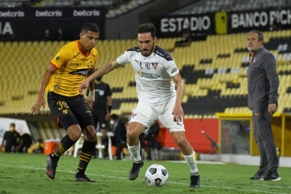 El cotejo se volvió bastante friccionado con faltas constantes.