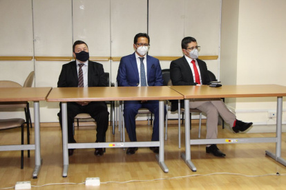 Diligencia. Stalin Raza junto con su defendido Freddy Carrión, este martes en la audiencia en la Corte.