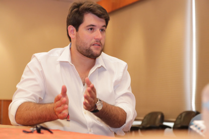 Angrisano es presidente de honor de los Estudiantes Demócratas Europeos, estudiantes del PP europeo.