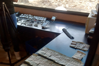 Objetos y dinero decomisados por la Policía Nacional