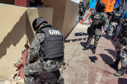 Hallazgo. Policías del Grupo de Operaciones Especiales (GOE) encontraron armamento en las cárceles de Guayaquil y Quito.