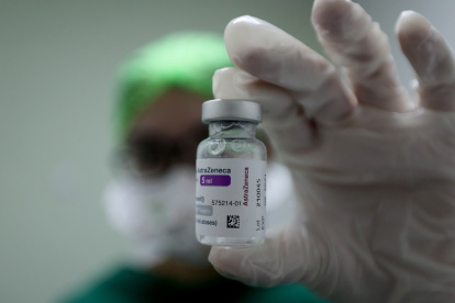 Vista de una dosis de la vacuna contra la covid-19 de AstraZeneca. EFE/Bagus Indahono/Archivo.