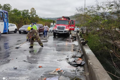 Conductor y su acompañante se salvaron de milagro. El percance provocó congestión vehicular.