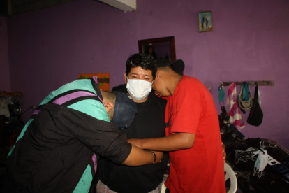 La familia de Marco Marín corrió a abrazarlo en medio de lágrimas cuando lo vieron llegar a casa.