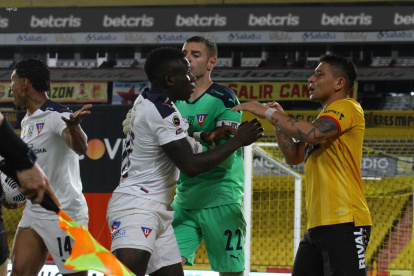 Mario Pineida (derecha) tiene un problema en los ligamentos. Está en recuperación.