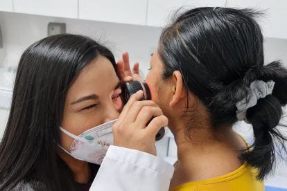 Especialista utilizando la lampara hook.