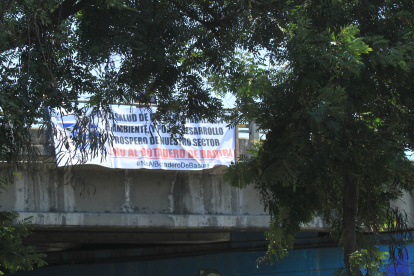 PERSONAL DEL MUNICIPIO RETIRÓ CARTELES EN PASO VEHÍCULAR DE  VÍA A LA COSTA.....FD: MIGUEL CANALES...24-08-2021