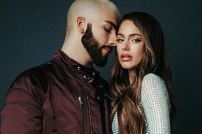 Fotografía cedida hoy por Sony Music que muestra al cantante colombiano Manuel Turizo (i) y a la actriz argentina Tini Stoessel.