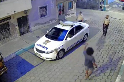 Un hombre ataca a un policía con un pico de botella.