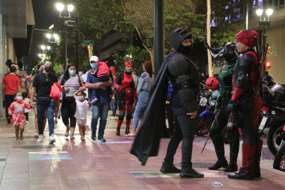 Hombres y mujeres disfrazados de superhéroes ponen un poco de color y diversión en la emblemática avenida de Guayaquil.