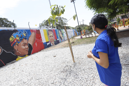 EN LA CIUDADELA PRADERA #3 , EL BOSQUE DE COLORES SE TRANSFORMA, 23 DE  AGOSTO  DEL 2021 AMELIA ANDRADE Guayaquil-Ecuador Agencia (ag-expreso)
