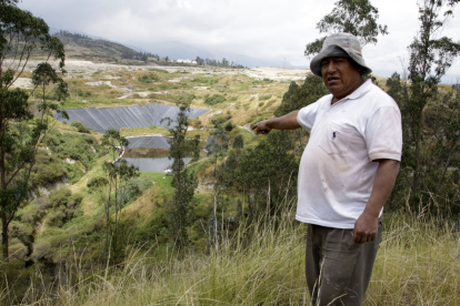 1. Reclamos.  Juan Manuel Simbaña, dirigente del barrio El Inga, señala la construcción de una nueva piscina para lixiviados.