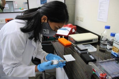 Una asistente de laboratorio fue registrada al procesar una muestra recolectada para el proyecto Barcode Galápagos, en los laboratorios de la USFQ, en isla de San Cristóbal.