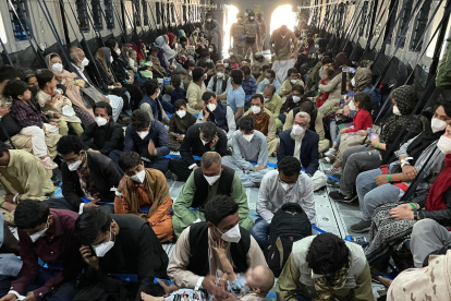 Ciudadanos afganos se encontraban aglomerados intentando salir del país en los vuelos de evacuación internacionales.