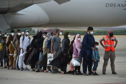 Algunas de las 260 personas procedentes de Afganistán que han llegado este lunes en un avión a la base aérea de Torrejón de Ardoz.