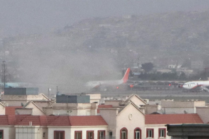 Humo de la explosión frente al aeropuerto internacional Hamid Karzai, en Kabul, Afganistán.