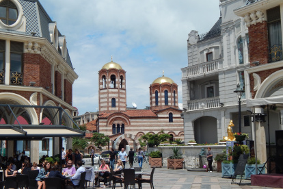 La georgiana y atractiva ciudad de Batumi, a orillas del mar Negro, se ha vuelto a llenar de turistas y por sus calles se escuchan frases en hebreo y turco, ruso, árabe y ucraniano, armenio y azerbaiyano.