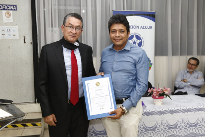 Evento. El psicólogo Gino Escobar recibe el galardón al mérito social, en el aniversario de Accur.