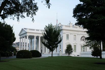 La bandera estadounidense ondea a media asta en la Casa Blanca en Washington, DC, EE. UU., El 26 de agosto de 2021. EFE/EPA/Stefani Reynolds / POOL
