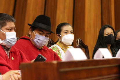 Proyecto. Leonidas Iza va día por medio a la Asamblea Nacional. Aquí, junto a Dina Farinango, llegó para presentar la nueva Ley de Comunicación.