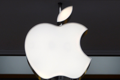 Fotografía de archivo del logo de la compañía Apple.