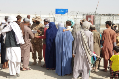 ACNUR pide a Pakistán que abra sus fronteras a los afganos en peligro.