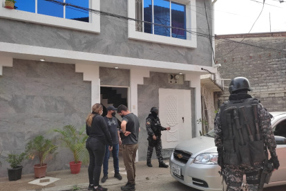 Durante el operativo, la Policía allanó varios inmuebles en Guayaquil, tras lo cual detuvo a las 12 personas.