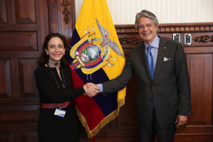 Helen Deller saluda al presidente Guillermo Lasso.