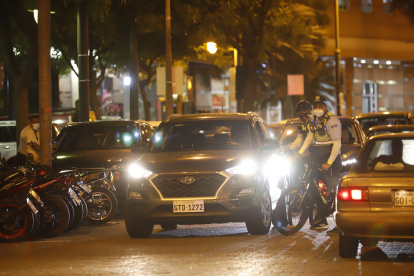 En las noches de fines de semana, Puerto Santa Ana es bastante concurrido.