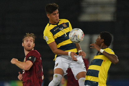 Ni Piero Hincapié (c) ni Robert Arboleda (d) podrán estar en el duelo contra Paraguay.