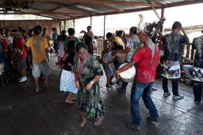 La comunidad comparte comida, bebida y baila al son de tambores.
