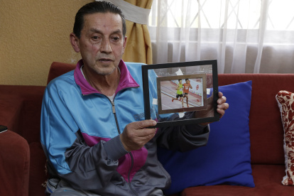Juan Rosero muestra orgulloso una foto de su hijo Sebastián en competencia junto a Darwin Castro, tras sumar su segundo diploma paralímpico.