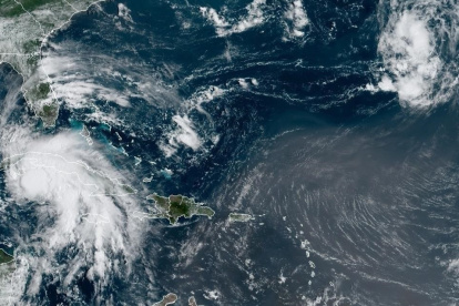 Imagen satelital cedida este viernes por la Oficina Nacional de Administración Oceánica y Atmosférica de Estados Unidos (NOAA).
