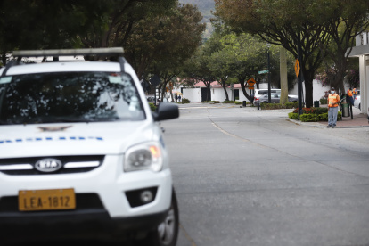 Acciones. El comité Los Ceibos trabaja en un proyecto para implementar otras medidas de seguridad, las cuales serán presentadas al Cabildo para su análisis y aprobación. 2. Identificación. En un trabajo con la Policía, el comité registró e identificó a los chamberos. Así lograron bajar el asalto a casas. 3. Callejón. Durante el día se parquean varios carros en este callejón. Pese a tener iluminación y cámara de seguridad, en ese lugar robaron un carro la semana pasada.