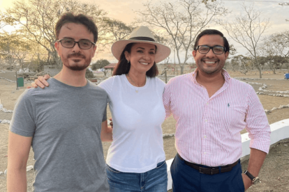 Marcela Aguiñaga, junto a los correístas Francisco Hidalgo y David Villamar.