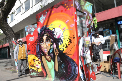 Arte. Kioskos y jardineras en el sector de La Mariscal han sido embellecidas por más de 50 artistas.