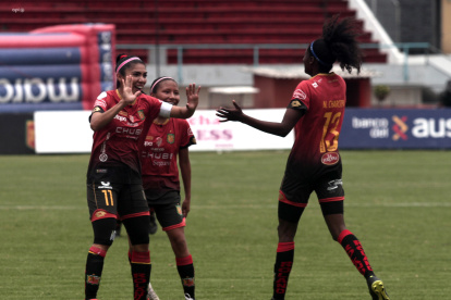 Madelin Riera (i) y Nicole Charcopa (d) fueron las figuras de las Leonas al marcar dobletes.