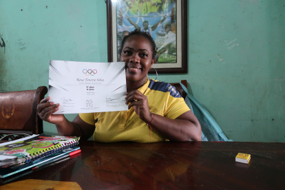 Rosa Tenorio muestra su diploma paralímpico, el mismo que lo recibió tras 9 años.
