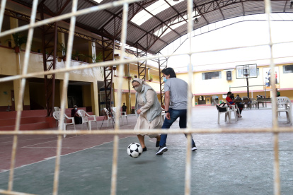 Después de clases, la religiosa arma el partido en la cancha del colegio.