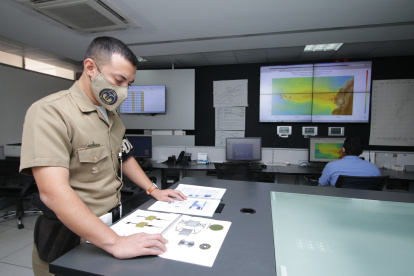 Observación. En el Centro de Monitoreo Oceánico de Inocar siempre hay alguien atento a los sismos en alta mar.