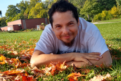 Nació en 1979. Estudió Comunicación Social con especialización en Redacción Creativa, y Relaciones Internacionales y Diplomacia. Tiene una maestría en Escritura Creativa.