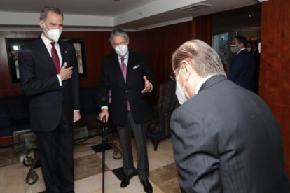 El expresidente del PSC saluda al rey de España, Felipe VI, en su última visita a Quito como parte de la comitiva del presidente Guillermo Lasso.