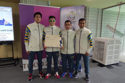 Diego Arévalo, Darwin Castro, Julio Chuqui y Sebastián Rosero, en la entrega del diploma.